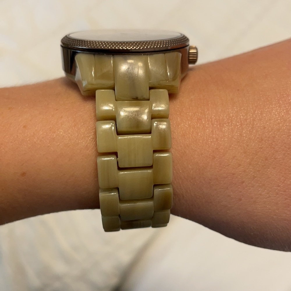 Michael Kors Tortoise Shell Watch. - Picture 4 of 4